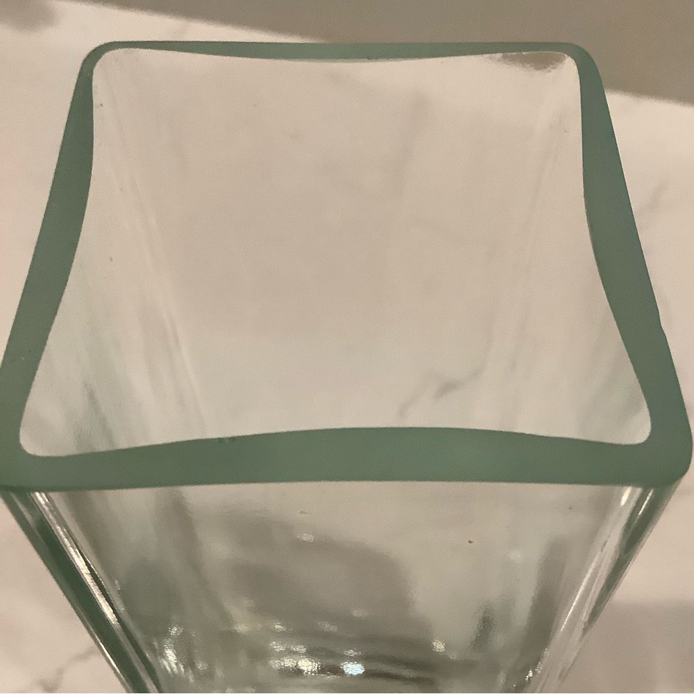 EUC Clear Glass Vase - Picture 3 of 7